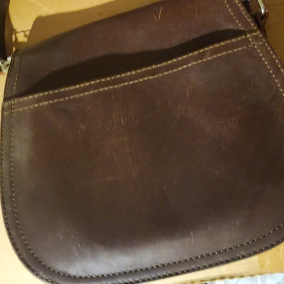 SaddlebackBrown Leather Messenger Bag with Classic Design unisex